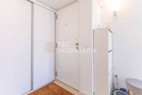 Apartamento com 1 quarto, elevador e terraço com 30m2, a 1 minuto da Estação de Metro