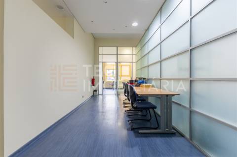 Escritório para Arrendamento em Coworking, com instalações partilhadas – São Roque da Lameira