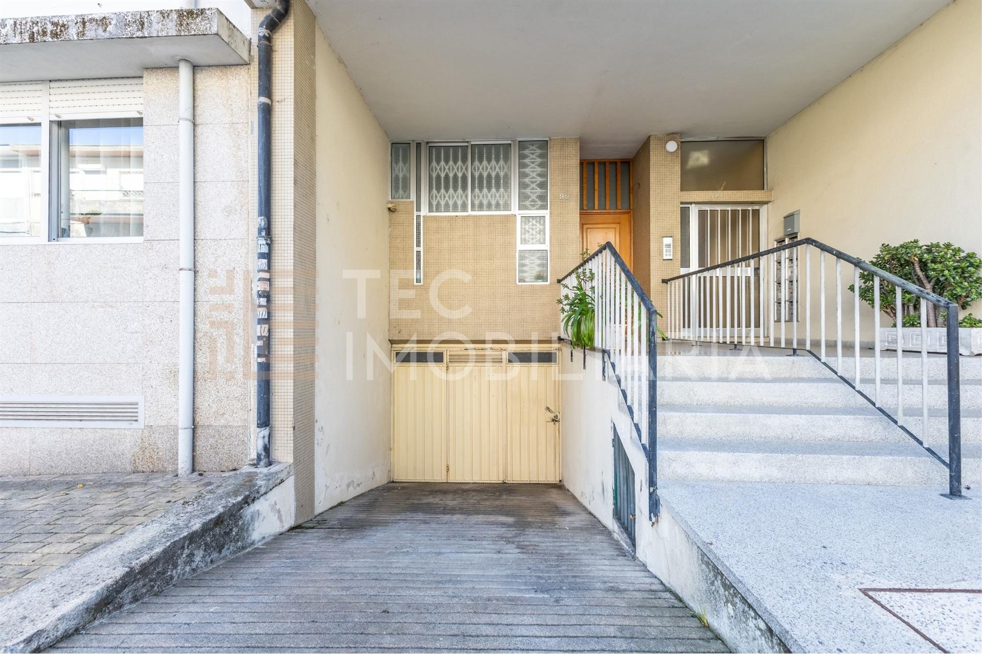 Apartamento T2+1 Ermesinde, num prédio com elevador e com 2 lugares de garagem