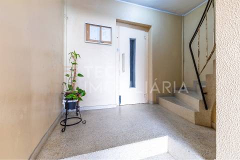 Apartamento T2+1 Ermesinde, num prédio com elevador e com 2 lugares de garagem