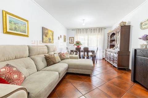 Apartamento T2+1 Ermesinde, num prédio com elevador e com 2 lugares de garagem