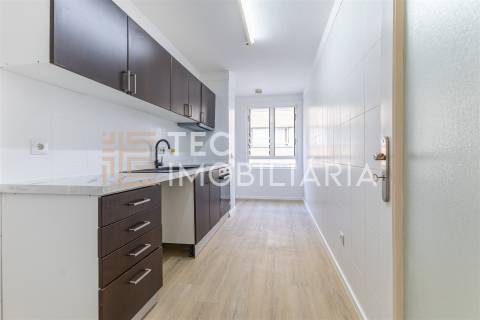 T3 renovado, com varanda e garagem em Baguim do Monte