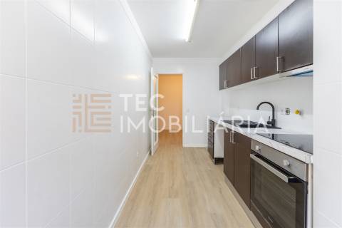 T3 renovado, com varanda e garagem em Baguim do Monte