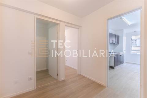 T3 renovado, com varanda e garagem em Baguim do Monte