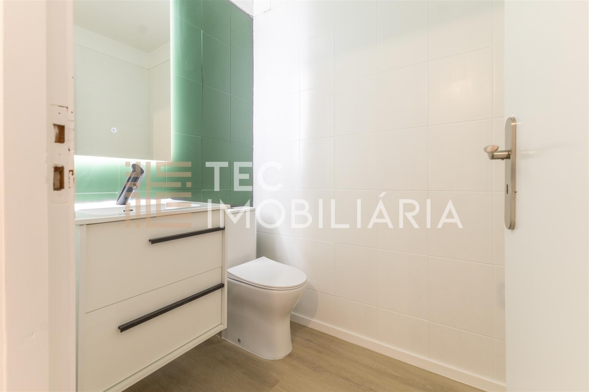 T3 renovado, com varanda e garagem em Baguim do Monte