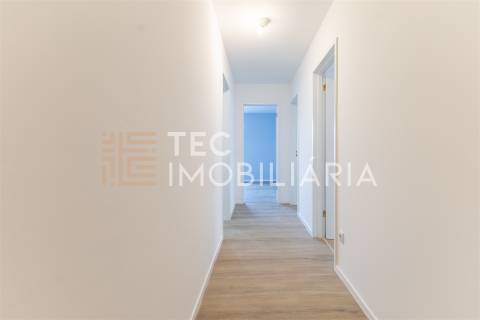 T3 renovado, com varanda e garagem em Baguim do Monte