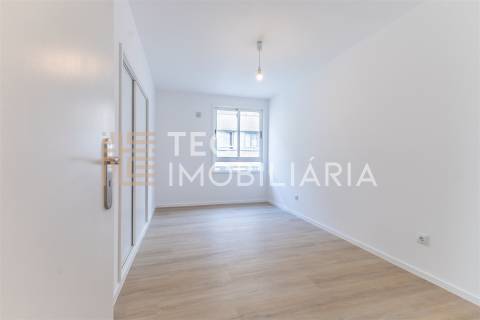 T3 renovado, com varanda e garagem em Baguim do Monte