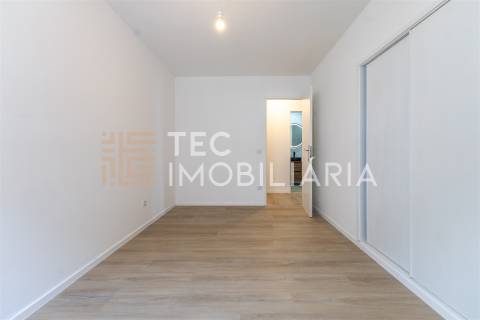 T3 renovado, com varanda e garagem em Baguim do Monte