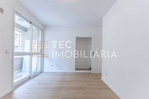 T3 renovado, com varanda e garagem em Baguim do Monte