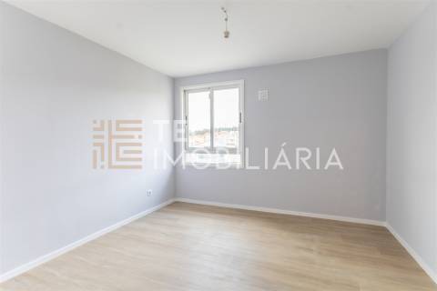 T3 renovado, com varanda e garagem em Baguim do Monte