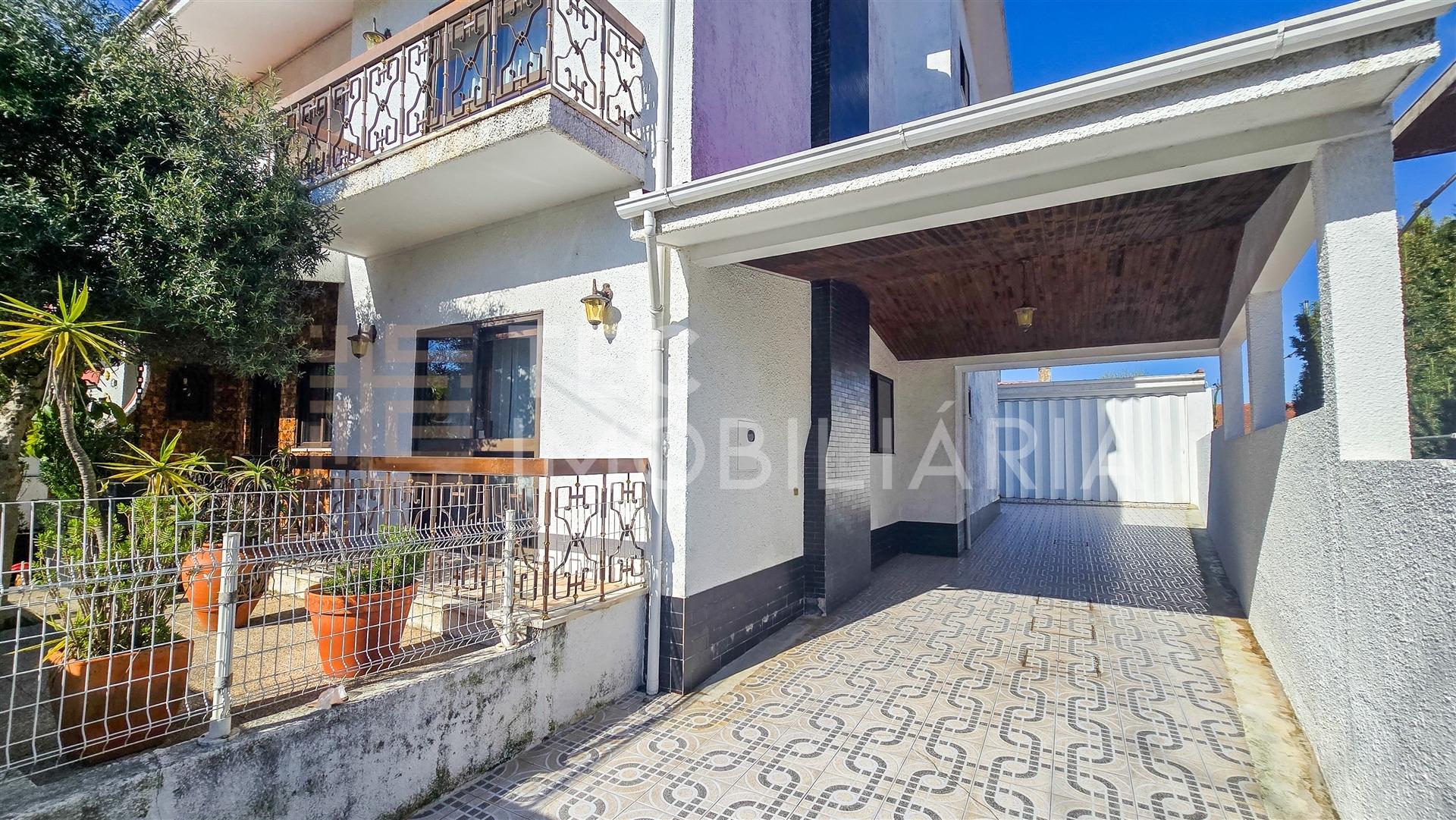 Moradia T4+1 em Rio Tinto, com 3 frentes e muita luz natural, inserida num lote de terreno com 300m2