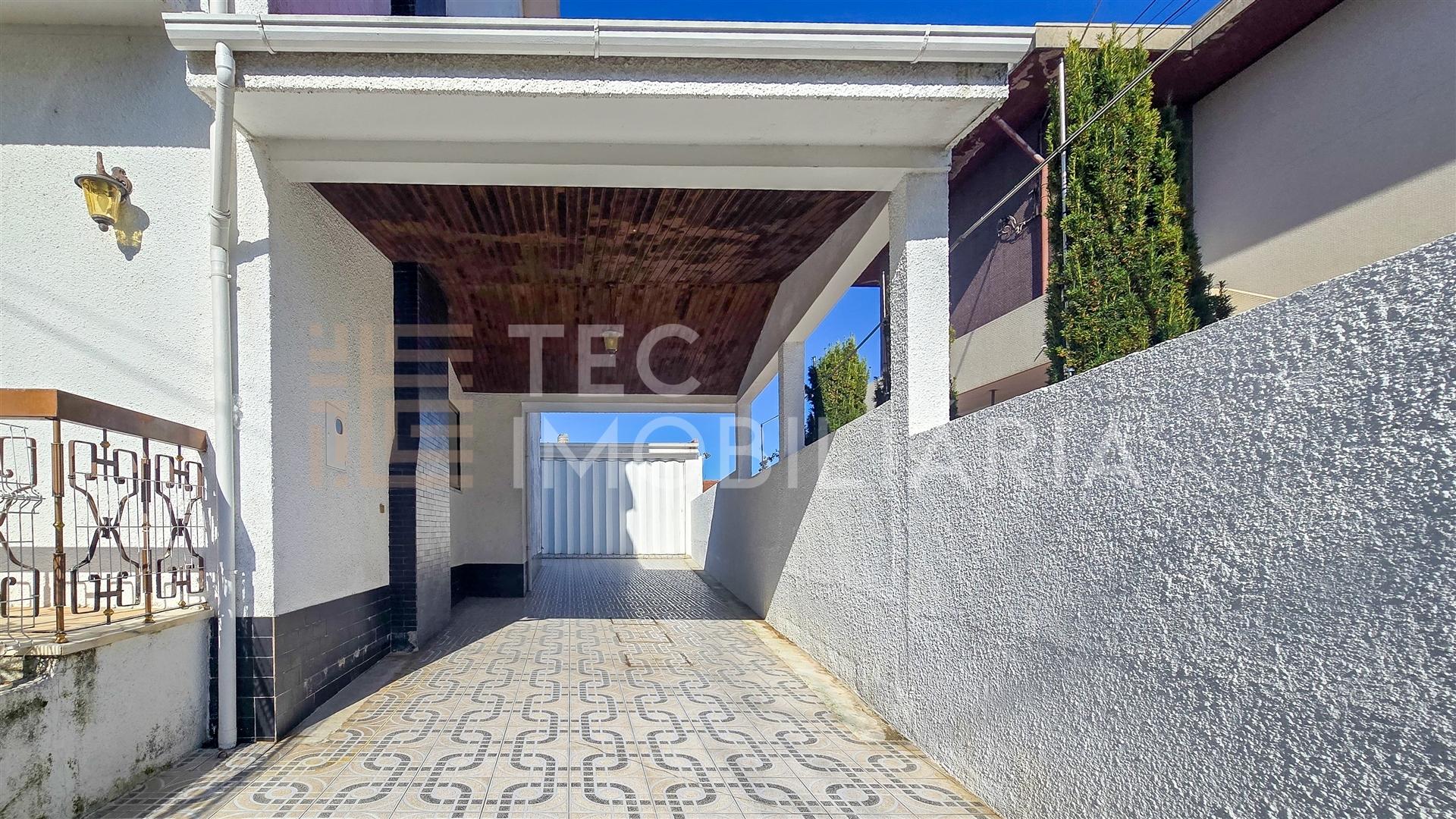 Moradia T4+1 em Rio Tinto, com 3 frentes e muita luz natural, inserida num lote de terreno com 300m2