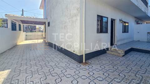 Moradia T4+1 em Rio Tinto, com 3 frentes e muita luz natural, inserida num lote de terreno com 300m2