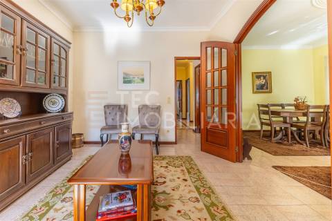 Moradia T4+1 em Rio Tinto, com 3 frentes e muita luz natural, inserida num lote de terreno com 300m2