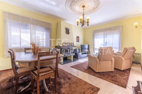 Moradia T4+1 em Rio Tinto, com 3 frentes e muita luz natural, inserida num lote de terreno com 300m2