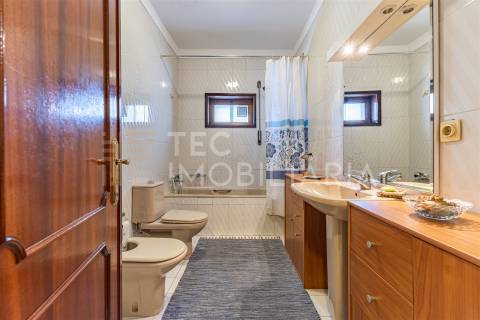 Moradia T4+1 em Rio Tinto, com 3 frentes e muita luz natural, inserida num lote de terreno com 300m2