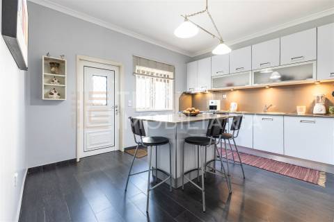 Moradia T4+1 em Rio Tinto, com 3 frentes e muita luz natural, inserida num lote de terreno com 300m2