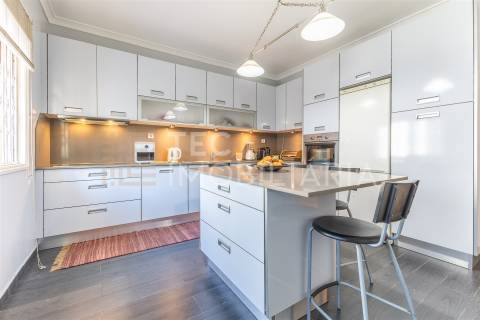 Moradia T4+1 em Rio Tinto, com 3 frentes e muita luz natural, inserida num lote de terreno com 300m2