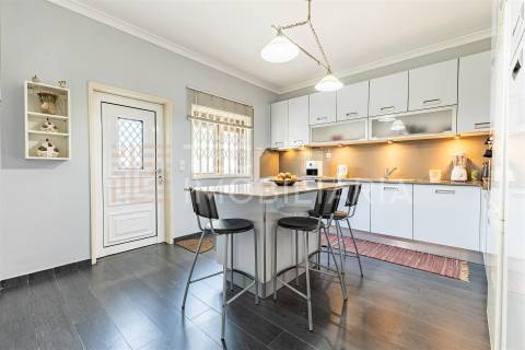 Moradia T4+1 em Rio Tinto, com 3 frentes e muita luz natural, inserida num lote de terreno com 300m2