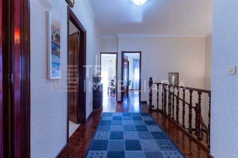 Moradia T4+1 em Rio Tinto, com 3 frentes e muita luz natural, inserida num lote de terreno com 300m2