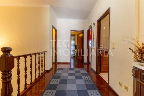 Moradia T4+1 em Rio Tinto, com 3 frentes e muita luz natural, inserida num lote de terreno com 300m2