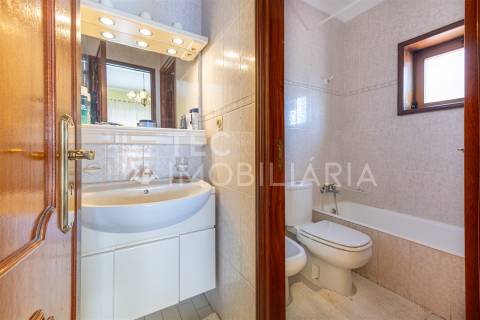 Moradia T4+1 em Rio Tinto, com 3 frentes e muita luz natural, inserida num lote de terreno com 300m2