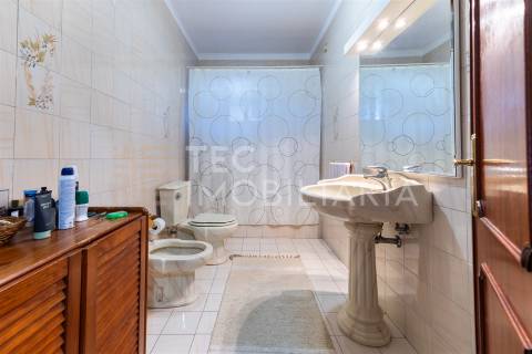 Moradia T4+1 em Rio Tinto, com 3 frentes e muita luz natural, inserida num lote de terreno com 300m2