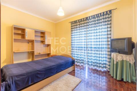 Moradia T4+1 em Rio Tinto, com 3 frentes e muita luz natural, inserida num lote de terreno com 300m2