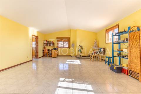 Moradia T4+1 em Rio Tinto, com 3 frentes e muita luz natural, inserida num lote de terreno com 300m2