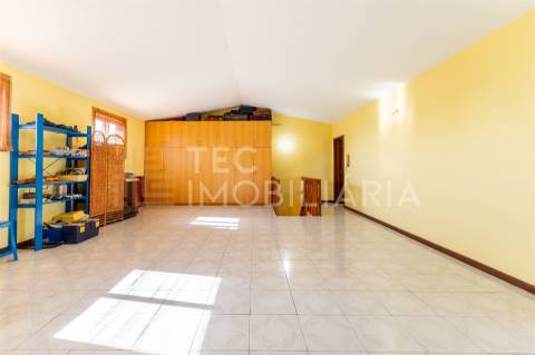 Moradia T4+1 em Rio Tinto, com 3 frentes e muita luz natural, inserida num lote de terreno com 300m2