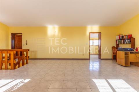 Moradia T4+1 em Rio Tinto, com 3 frentes e muita luz natural, inserida num lote de terreno com 300m2