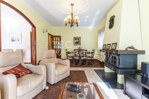 Moradia T4+1 em Rio Tinto, com 3 frentes e muita luz natural, inserida num lote de terreno com 300m2