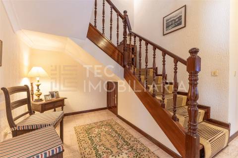 Moradia T4+1 em Rio Tinto, com 3 frentes e muita luz natural, inserida num lote de terreno com 300m2