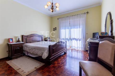 Moradia T4+1 em Rio Tinto, com 3 frentes e muita luz natural, inserida num lote de terreno com 300m2