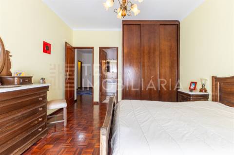 Moradia T4+1 em Rio Tinto, com 3 frentes e muita luz natural, inserida num lote de terreno com 300m2