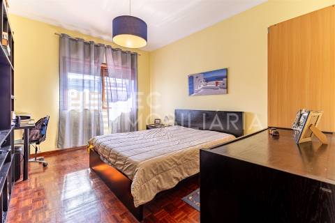 Moradia T4+1 em Rio Tinto, com 3 frentes e muita luz natural, inserida num lote de terreno com 300m2