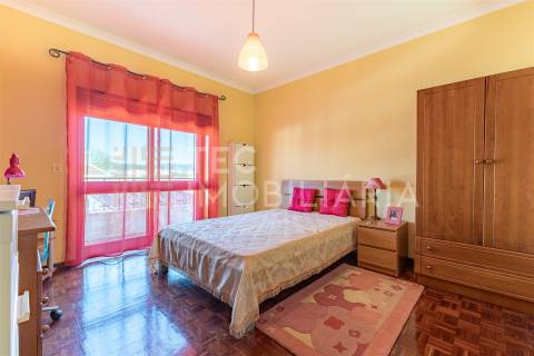 Moradia T4+1 em Rio Tinto, com 3 frentes e muita luz natural, inserida num lote de terreno com 300m2