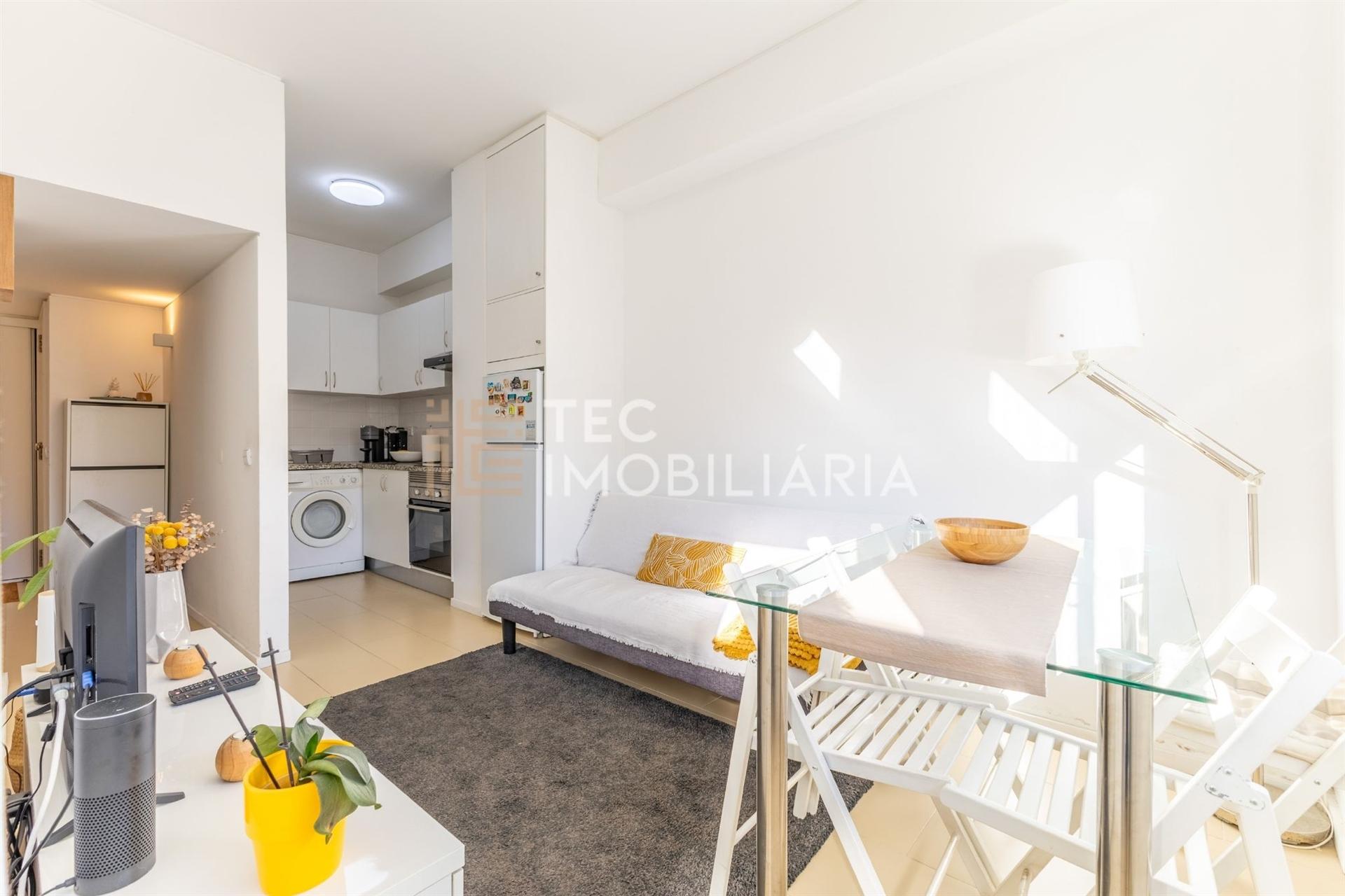 Apartamento com 1 quarto, elevador e terraço com 30m2, a 1 minuto da Estação de Metro
