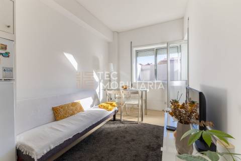 Apartamento com 1 quarto, elevador e terraço com 30m2, a 1 minuto da Estação de Metro