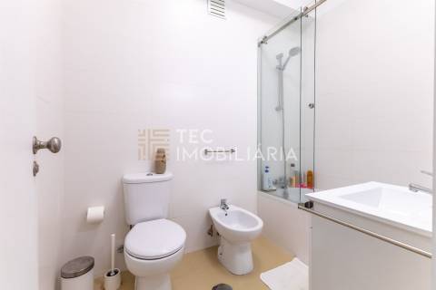 Apartamento com 1 quarto, elevador e terraço com 30m2, a 1 minuto da Estação de Metro