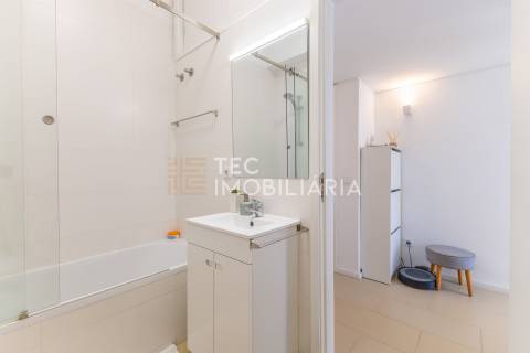 Apartamento com 1 quarto, elevador e terraço com 30m2, a 1 minuto da Estação de Metro