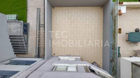 Apartamento com 1 quarto, elevador e terraço com 30m2, a 1 minuto da Estação de Metro