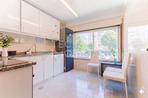T3 Duplex em Águas Santas num prédio com elevador e lugar de garagem