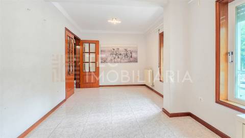T3 Duplex em Águas Santas num prédio com elevador e lugar de garagem