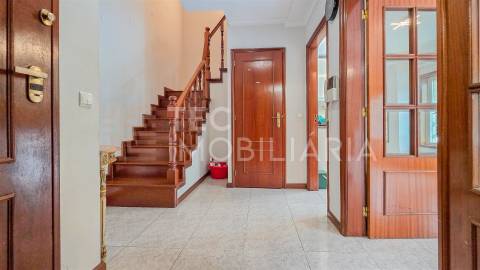 T3 Duplex em Águas Santas num prédio com elevador e lugar de garagem