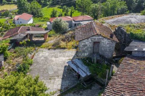 Moradias para Restaurar T5+1, Póvoa de Lanhoso