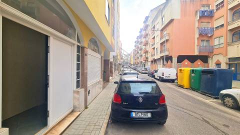 T2 em Conversão com Logradouro e Garagem Privativa – Oportunidade na Amadora