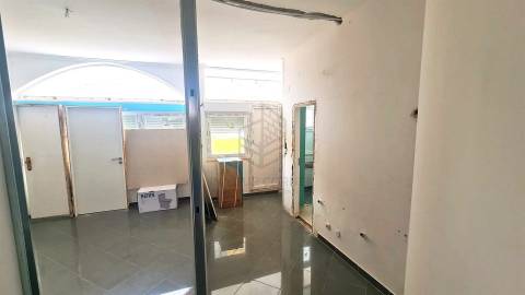 T2 em Conversão com Logradouro e Garagem Privativa – Oportunidade na Amadora