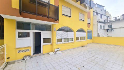 T2 em Conversão com Logradouro e Garagem Privativa – Oportunidade na Amadora