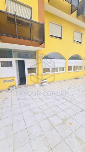 T2 em Conversão com Logradouro e Garagem Privativa – Oportunidade na Amadora